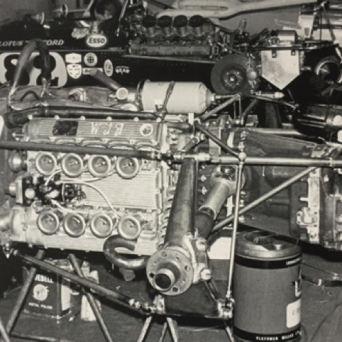 Le moteur BRM H 16 prévu initialement sur la Lotus 38 Modifiée 42 finalement remplacé par le V8 Ford en arrière plan...